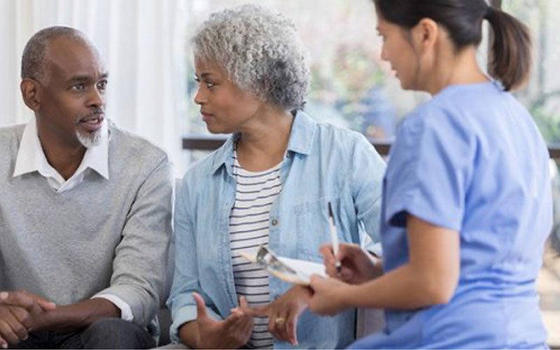 pareja con un médico