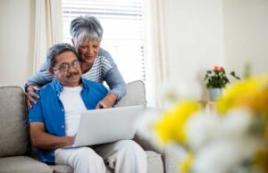 Couple-looking-at-laptop